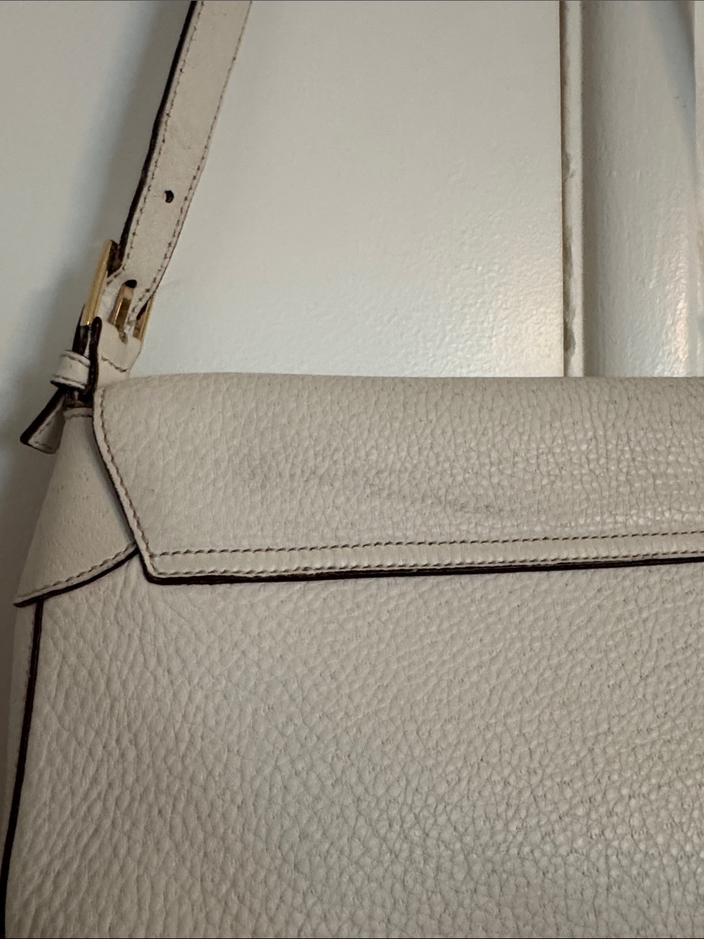 Salvatore Ferragamo Cream Leather Shoulder Bag with Gold Hardware - Picture 3 of 16